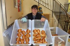 Ilse Pfeiffer, ehrenamtliche Mitarbeiterin der Tafel, bei der Brötchenausgabe in der Jacob-Lienau-Schule.