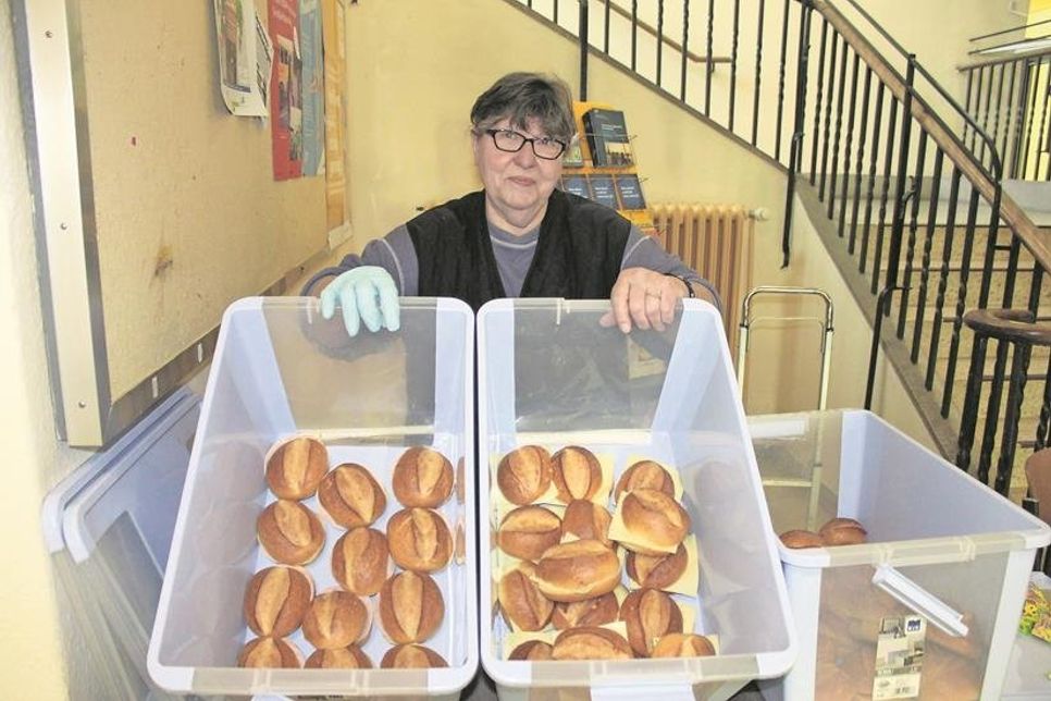 Ilse Pfeiffer, ehrenamtliche Mitarbeiterin der Tafel, bei der Brötchenausgabe in der Jacob-Lienau-Schule.