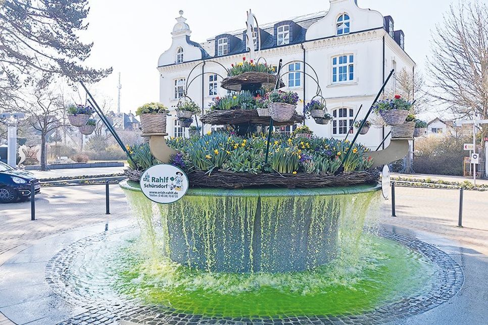 Dieses Jahr erfreut der bepflanzte Brunnen wieder Einheimische und einzelne Tagesgäste in Timmendorfer Strand. Im vergangenen Jahr wurde der Brunnen wegen des Corona-Lockdowns erst zu Pfingsten bepflanzt.