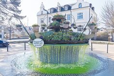 Dieses Jahr erfreut der bepflanzte Brunnen wieder Einheimische und einzelne Tagesgäste in Timmendorfer Strand. Im vergangenen Jahr wurde der Brunnen wegen des Corona-Lockdowns erst zu Pfingsten bepflanzt.