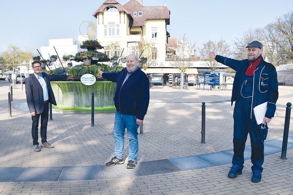 Tourismuschef Joachim Nitz (von links), Wolfgang Rahlf und Sven Petersen präsentieren den „Osterbrunnen“ auf dem Timmendorfer Platz.