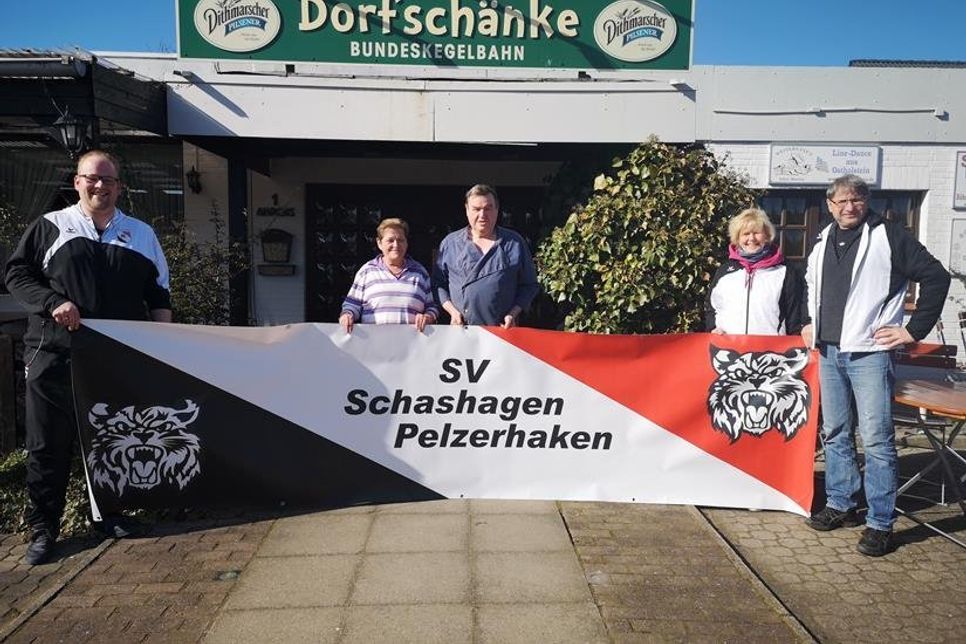 Demonstrieren tiefe Verbundenheit zueinander und mit dem Ort: Kornelia und Kornelia Ahrens, Inhaber der Dorfschänke Merkendorf (Mitte) sowie vom SV Schashagen-Pelzerhaken der 1.Vorsitzende Timo Heesch, Kassenwartin Susanne Röben-Müller und Beisitzer Christian Müller (re.)