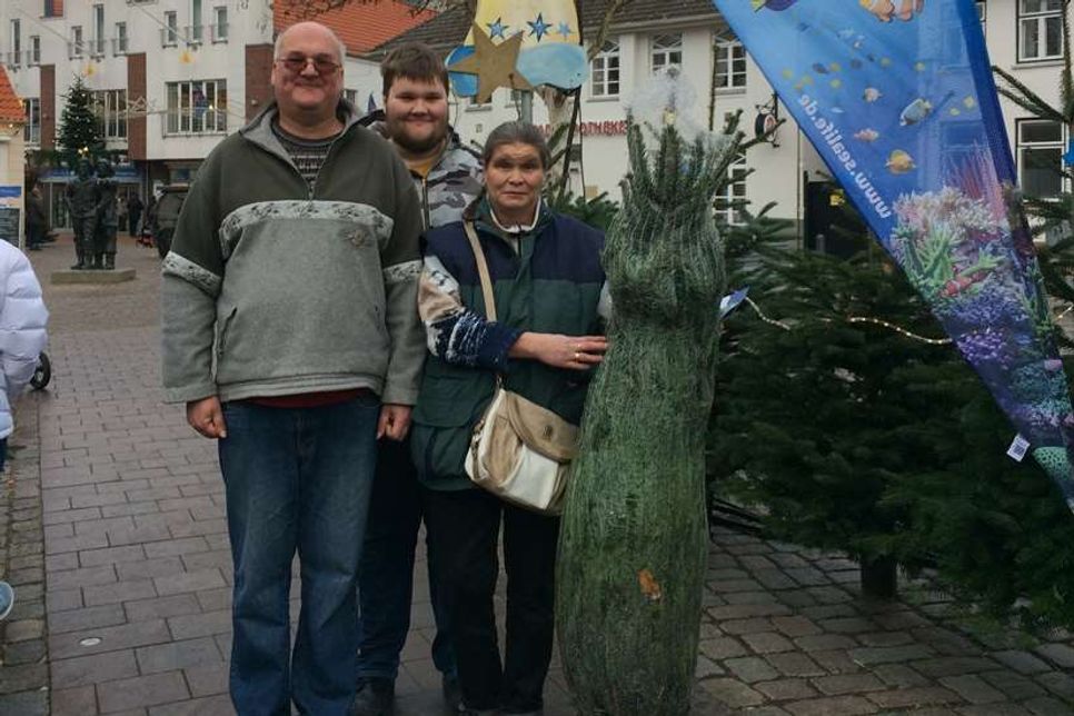 Familie Hirsch freut sich über ihren Tannenbaum-Gewinn beim Glücksraddrehen.