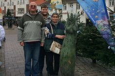 Familie Hirsch freut sich über ihren Tannenbaum-Gewinn beim Glücksraddrehen.