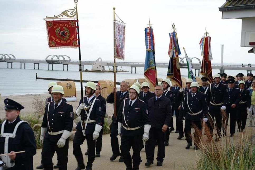 Viele befreundete Feuerwehren waren mit einer Fahnenabordnung am Festumzug beteiligt.