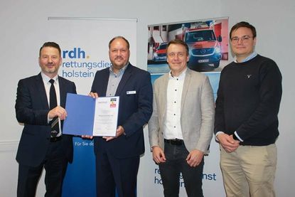 rdh.-Vorstand Christian Kraft, Landrat und Verwaltungsratsvorsitzender Timo Gaarz, Thomas Jürgensmann (Koordinator Rettungsdienst Städteverband SH und SH-Landkreistag) sowie „Lead Auditor“ Arne Krüger von der Berufsfeuerwehr Kiel (v. lks.).