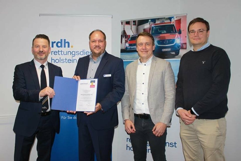 rdh.-Vorstand Christian Kraft, Landrat und Verwaltungsratsvorsitzender Timo Gaarz, Thomas Jürgensmann (Koordinator Rettungsdienst Städteverband SH und SH-Landkreistag) sowie „Lead Auditor“ Arne Krüger von der Berufsfeuerwehr Kiel (v. lks.).