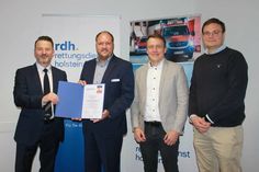 rdh.-Vorstand Christian Kraft, Landrat und Verwaltungsratsvorsitzender Timo Gaarz, Thomas Jürgensmann (Koordinator Rettungsdienst Städteverband SH und SH-Landkreistag) sowie „Lead Auditor“ Arne Krüger von der Berufsfeuerwehr Kiel (v. lks.).