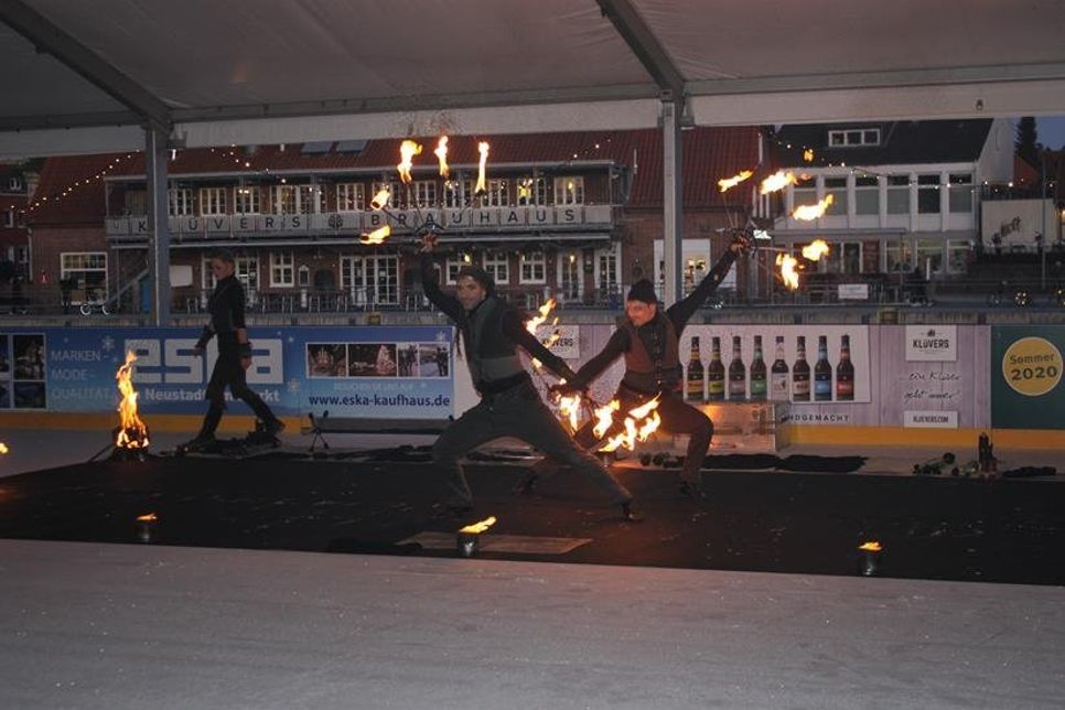 Mit einer beeindruckenden Feuershow wurde die Eisbahn offiziell eröffnet.