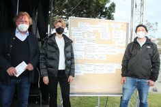 Bürgermeister Dieter Knoll, Dr. Deike Timmermann und Michael Helten von B2k (v. lks.) neben der vollen Wünsche-Tafel der Dahmer Bürger*innen.