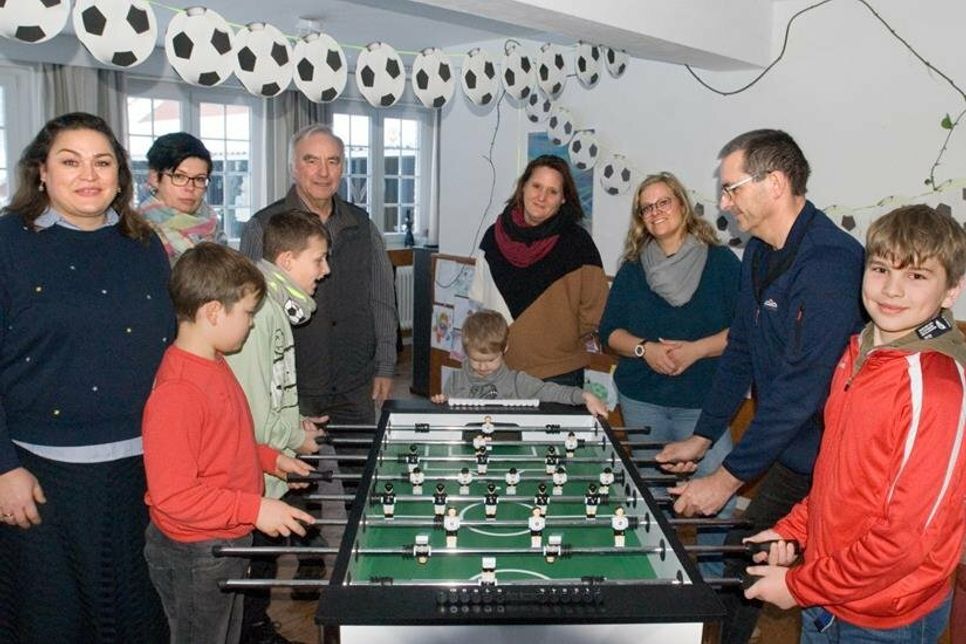 JuSchKa-Vorsitzende Yvonne Diederich (v. lks.), 2. Vorsitzende Monique Nebel und Beisitzer Jürgen Fischer übergaben einen Tischkicker als vorgezogenes Weihnachtsgeschenk an Schönwaldes Jugendpflegerin Corinna Lutter. Mit ihr freuten sich JuSchKa-Schriftführerin Jessica Becker-Hamel und Schönwaldes Bürgermeister Olaf Schöning, der gleich zu einer Partie gegen die anwesenden Jugendlichen antrat.