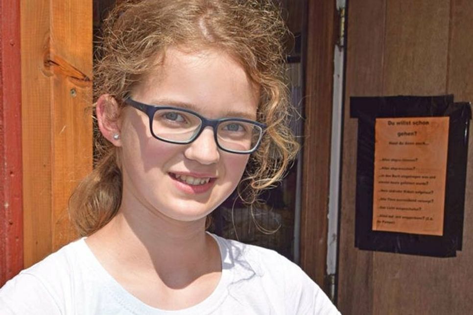 Charlotte (12 Jahre) findet die vielen Bewohner des Wildtierheims einfach süß und möchte ihnen einfach helfen: hier hält sie eines von aktuell drei zu pflegenden Stockentenküken vorsichtig in beiden Händen