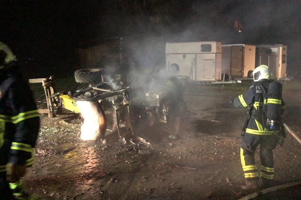 Merkendorf. Ein brennender Radlader sorgte am vergangenen Samstagabend gegen 20 Uhr für einen Einsatz der Feuerwehren Logeberg und Neustadt auf dem Hof Behrens. Nach dem Eintreffen der Kameraden konnte die Lage zügig