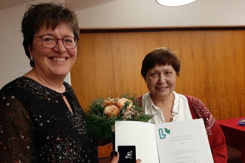 Ulrike Lüthje, 2. Vorsitzende, nahm diese Veranstaltung zum Anlass, Ute Estermann für ihre jahrelange Arbeit als 1. Vorsitzende des Vereins mit der silbernen Biene des Landesverbandes auszuzeichnen.