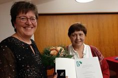 Ulrike Lüthje, 2. Vorsitzende, nahm diese Veranstaltung zum Anlass, Ute Estermann für ihre jahrelange Arbeit als 1. Vorsitzende des Vereins mit der silbernen Biene des Landesverbandes auszuzeichnen.