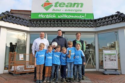 Baucenterleiter Holger Werner, Trainer Wolfgang Westphal und Fachberater Hendrik Alms (v. lks.) mit den stolzen Nachwuchsfußballern.