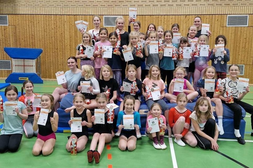 Die Sportabzeichen-Übergabe bei den Turnerinnen.