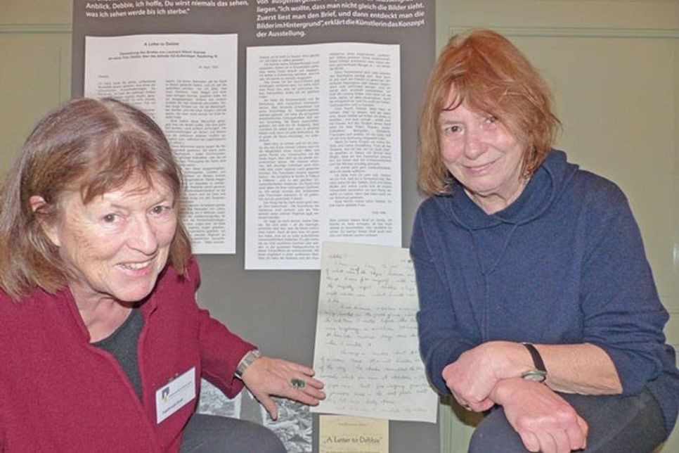 Am 27. Januar, dem Holocaust-Gedenktag öffnet die Gedenkstätte Ahrensbök wieder nach der Winterpause und lädt gleichzeitig zur Vernissage einer besonderen Ausstellung ein: A Letter to Debbie ist aufgebaut rund um den Brief und die 13 Fotos, die Lieutenant Albert Gaynes im April 1945 an seine Frau Debbie schickte und ihr von den Grauen erzählte, denen er bei der Befreiung eines Außenlagers des KZs Dachau begegnete