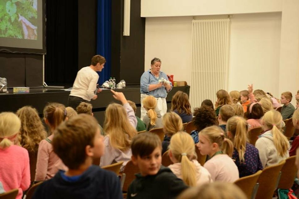 Echte Fingerabdruckpinsel wurden rumgegeben und konnten von allen Seiten begutachtet werden.