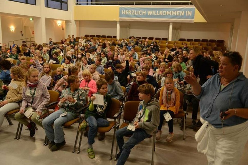 Gemeinsam haben Kriminalpolizistin Cornelia Lucka-Borkowsky und über 200 Kinder den Fall um die gestohlenen Weihnachtsgeschenke gelöst.