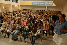 Gemeinsam haben Kriminalpolizistin Cornelia Lucka-Borkowsky und über 200 Kinder den Fall um die gestohlenen Weihnachtsgeschenke gelöst.
