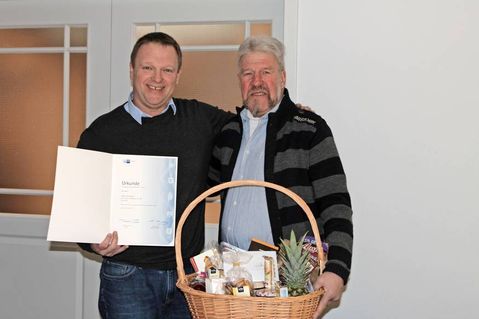 Geschäftsführer Thorsten Schmidt (lks.) zeichnete den frischgebackenen Pensionär mit einer Urkunde der IHK und zahlreichen Geschenken aus.