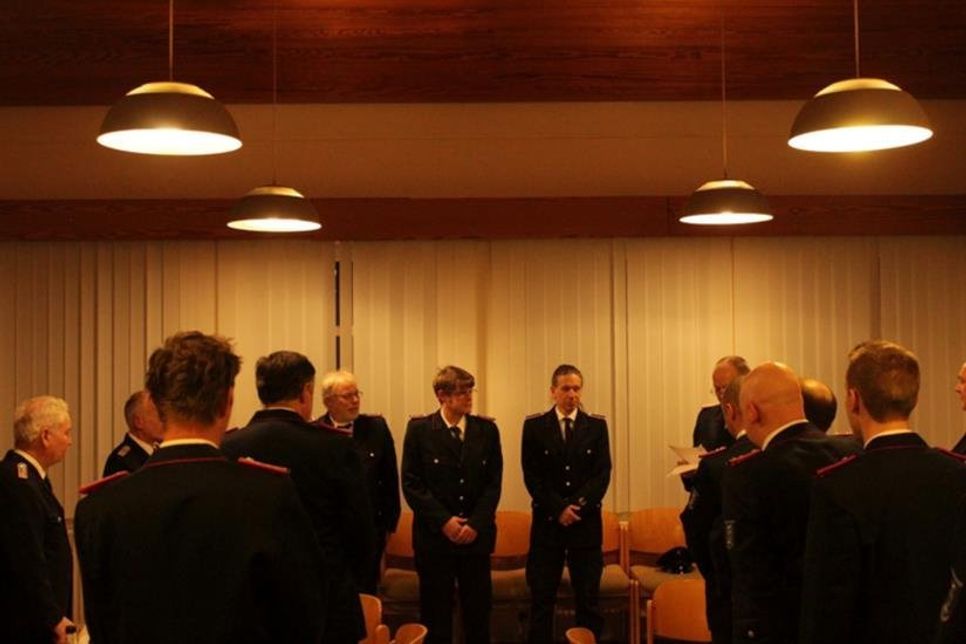 Die Kameraden J. Iwan, G. Bendfeldt und M. Filusch bei der Verlesung der Urkunde für 10-jährige Mitgliedschaft in der Feuerwehr (v. lks.).