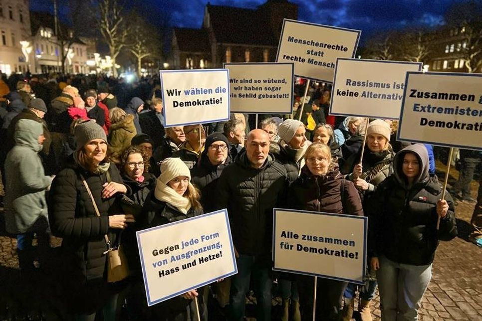 Um an der Demonstration teilzunehmen, schloss das eska-Team die Türen des Kaufhauses bereits um 17 Uhr. Mitarbeiter und Mitarbeiterinnen schlossen sich der Mahnwache an, um ihre Stimmen gegen jede Form von Diskriminierung und Intoleranz zu erheben.