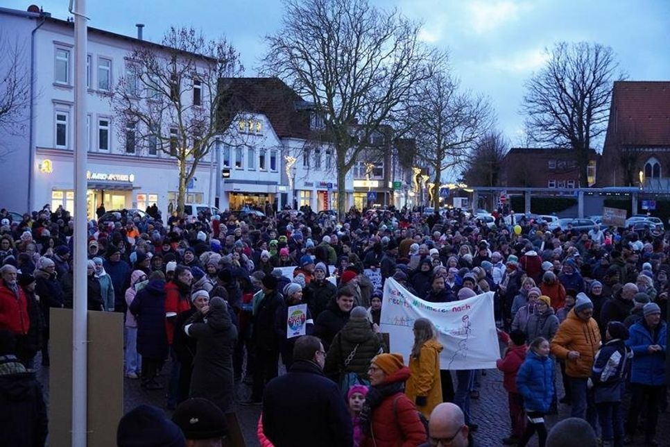 Zwischen 1.000 und 1.500 Menschen kamen im Verlaufe der Mahnwache auf dem Marktplatz zusammen.