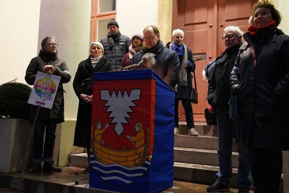 Bürgermeister Mirko Spieckermann hielt eine eindringliche Rede und erteilte völkischem Gedankengut eine klare Abfuhr.