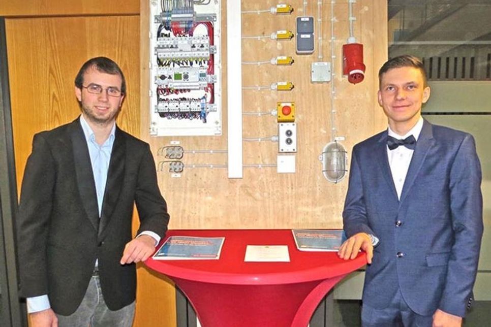 Niklas Woisin (l.) ist als Bester der Elektro-Innung OH hervorgegangen. Ausbildungsbetrieb Elektro Ipsen GmbH, Eutin. Das Gesellenstück im Hintergrund hat Erich Breier (r.) von der Elektro-Innung Plön gefertigt.