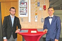 Niklas Woisin (l.) ist als Bester der Elektro-Innung OH hervorgegangen. Ausbildungsbetrieb Elektro Ipsen GmbH, Eutin. Das Gesellenstück im Hintergrund hat Erich Breier (r.) von der Elektro-Innung Plön gefertigt.