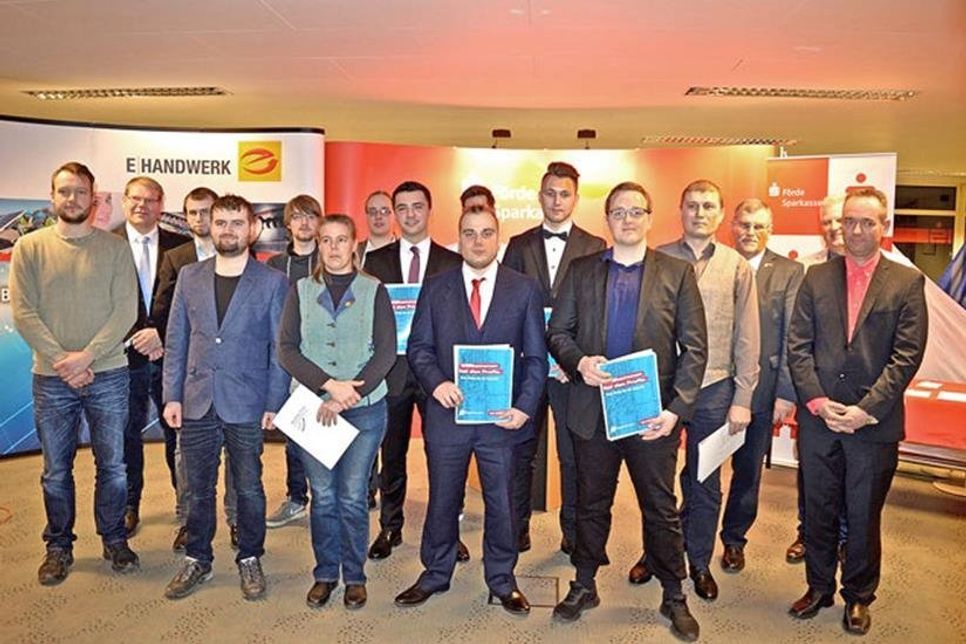 Die jungen Gesellen (und eine Gesellin) der Elektro-Innung Ostholstein.