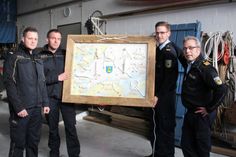 Patrick Hausknecht, Sebastian Dabels und David Runde (v. lks.) präsentieren gemeinsam mit Stephan Rockenhäuser die selbst erschaffene Knotentafel.