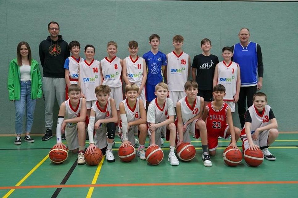 Die Mannschaft der U14 des NLC mit den Trainer Michael John (re. oben) und Henning Breiter (2. v. lks. oben) sowie Lizza Weidemann (lks. oben), Leitung SWNH Kundencenter.