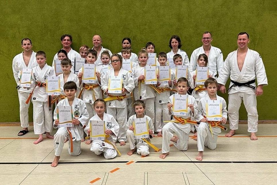 Die erfolgreichen Sportler mit dem Prüfungsteam.