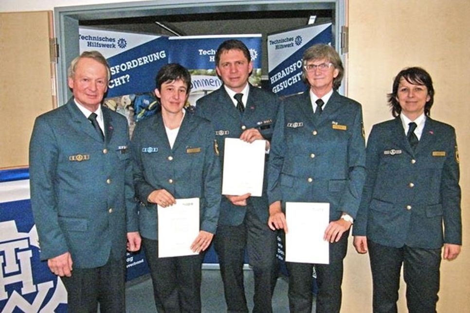Nach den Ehrungen (v. l.): Ortsbeauftragter Dieter Constabel mit Miriam Ahrens, Marco Gumgowski, Kirsten Haupt und Maren Collarts-Fritz. Foto: bg