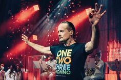 Alex Christensen ist einer der erfolgsreichsten Produzenten Deutschlands und tritt mit „Friends“ beim Strandkonzert in Niendorf/Ostsee auf.