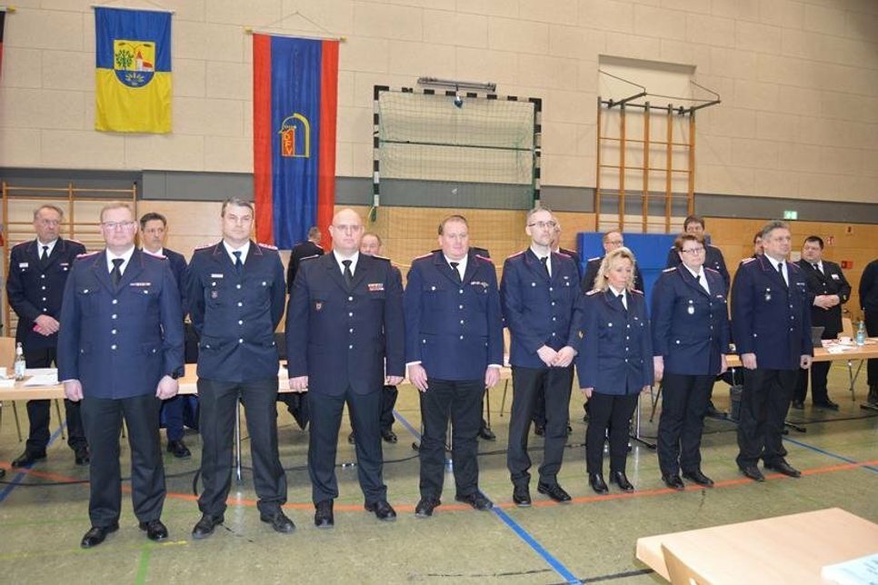 Die Beförderten (v. lks.): Lars Schöppich, Thorsten Andreas, Malte Levgrün, Stefan Zschäpe, Torben Kurth, Andrea Kaacksteen, Daniela Knoop und Wolf-Hinrich Koch.