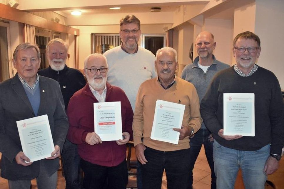 Die Geehrten und neu gewählten Vorstandsmitglieder.