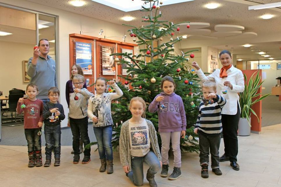 Erzieher Ronny Morr (lks.) und Kundenberaterin Katharina Duman (re.) halfen den Kindern beim Schmücken.