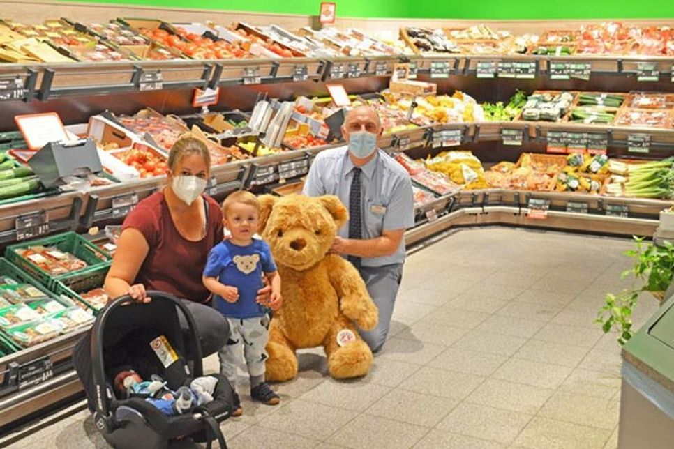 Die glücklichen Gewinner mit Teddy und dem Marktleiter Herrn Hamer.