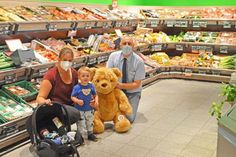 Die glücklichen Gewinner mit Teddy und dem Marktleiter Herrn Hamer.