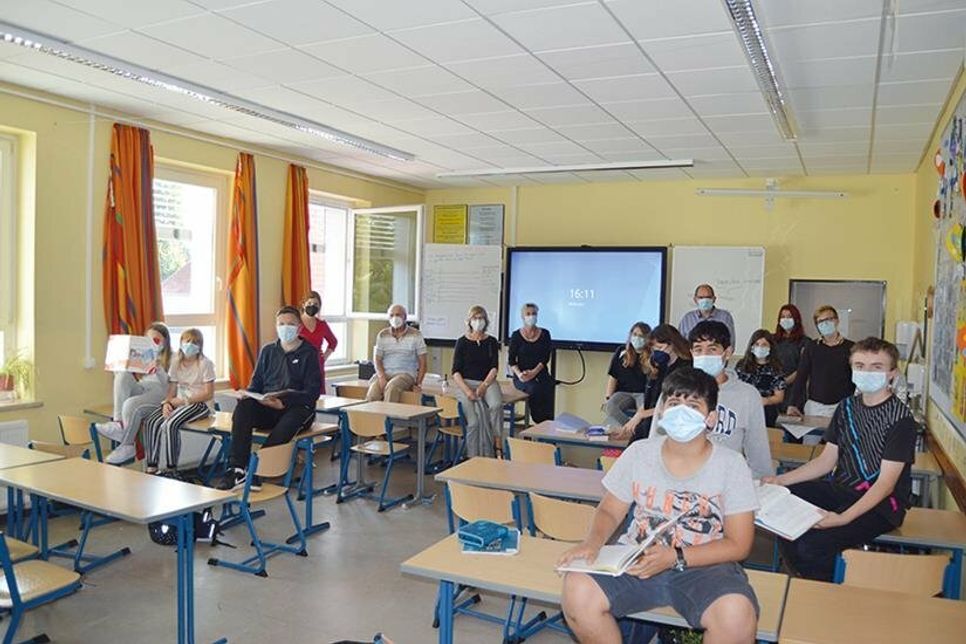 Stockelsdorfs Bürgermeisterin Julia Samtleben (hintere Reihe, v.l.n.r), Volker Olbers und Brigitte Rahlf-Behrmann von der Bürgerstiftung übergaben die Spende während einer Unterrichtsstunde an OGS-Leiterin Karin Borchardt und Martin Liegmann vom Kinderschutzbund Ostholstein.