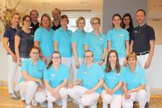 Das gesamte Team mit Praxisinhabern, angestellten Ärzten und Arzthelferinnen. Die Fotos wurden bereits Ende Februar aufgenommen.