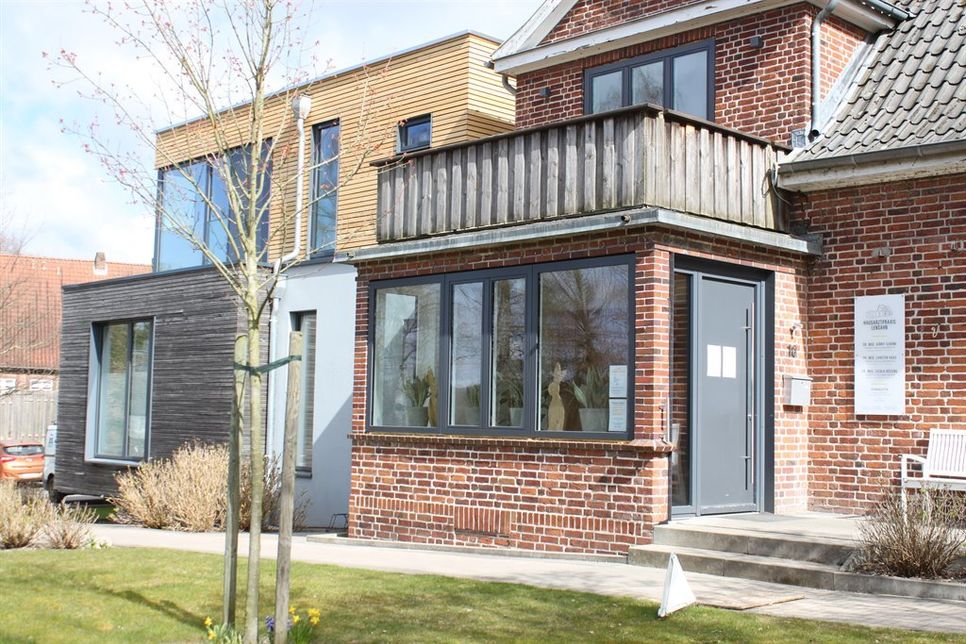 Das Gebäude samt Erweiterungsbau in Lensahn, Eutiner Straße 10. Parkmöglichkeiten sind direkt am Haus vorhanden.