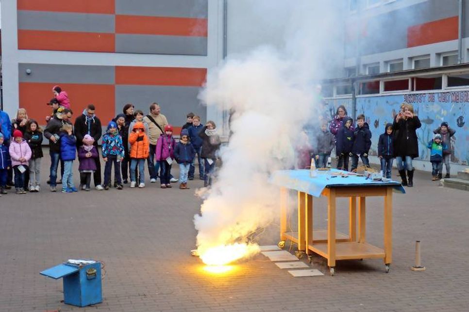 Einige Kinder durften selbst den elektronischen Zünder auslösen.