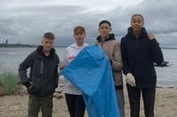 Gemeinsame Müllsammelaktion am Strand.