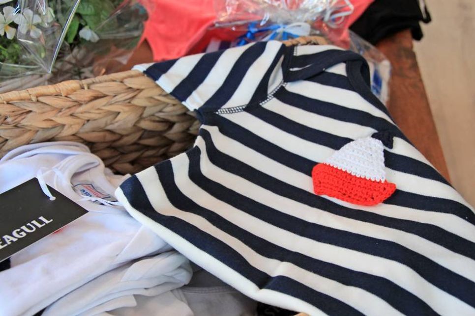 „Die Stichelei“ bietet eine große Auswahl an originellen Ideen für personalisierte Geschenke zur Geburt.