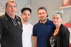 Rudi Weber, Krischan Schupp, Lasse und Imke Weber (v. lks.) veredeln Textilien auf individuelle Weise.